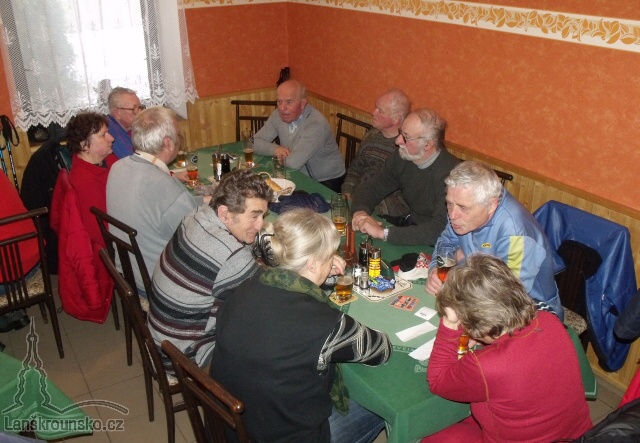 07_Kolovadlo 5_Maniny_U hlavniho stolu.jpg